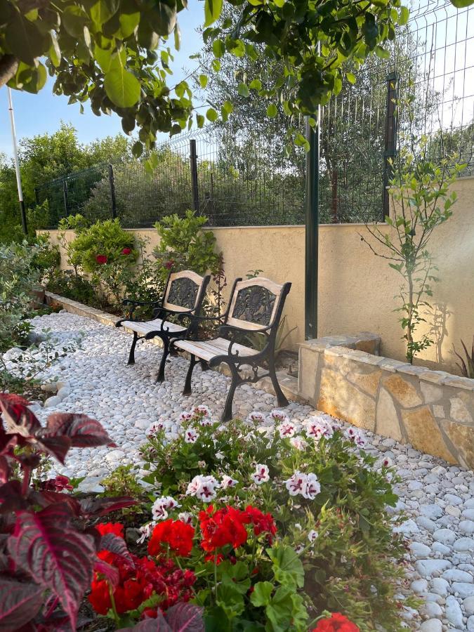 Vila Natali Himare Exterior foto